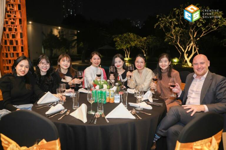Tiệc tất niên là gì? Nên tự tổ chức hay thuê công ty event?